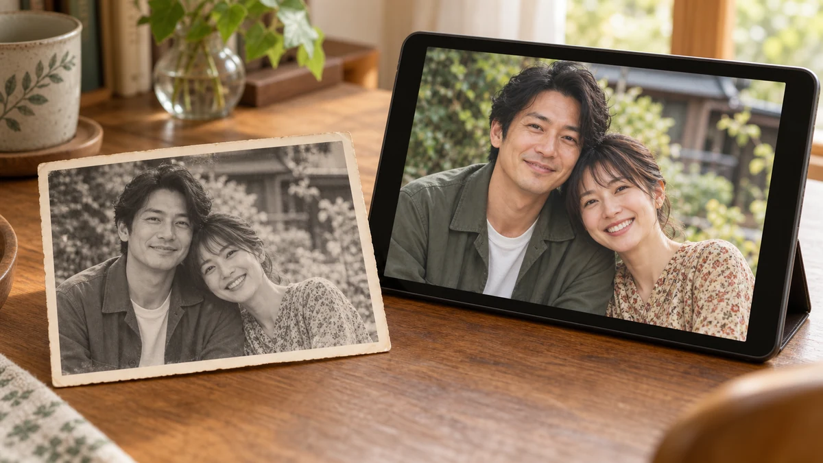 写真サービスのイメージ。モノクロの夫婦写真と、同じ夫婦がカラーで映るタブレット