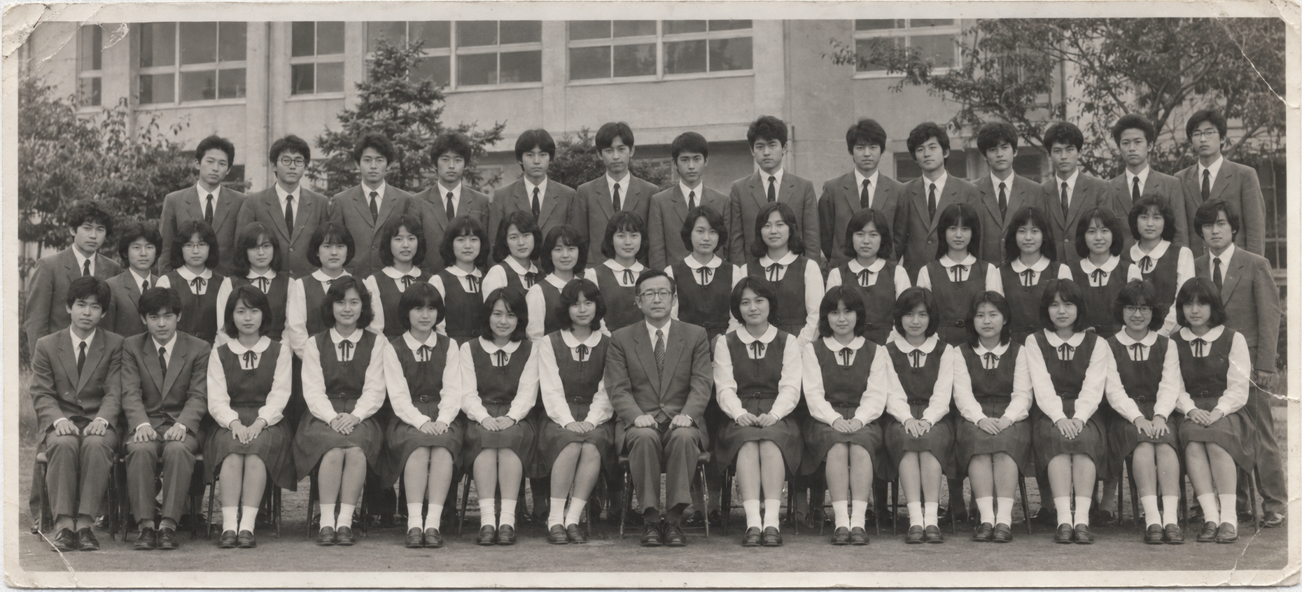 同窓会向け個別写真の見本に使った、AI制作の架空の集合写真